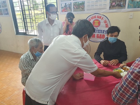 Ông Đoàn Ngọc Hải làm phục vụ bàn tại quán cơm 5.000 đồng ở Huế ảnh 4