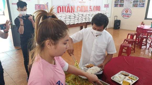 Ông Đoàn Ngọc Hải làm phục vụ bàn tại quán cơm 5.000 đồng ở Huế ảnh 5