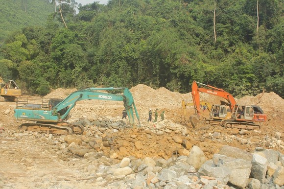 Lật tung hơn 30.000 khối đất đá vẫn không tìm thấy nạn nhân Thủy điện Rào Trăng 3 ảnh 1