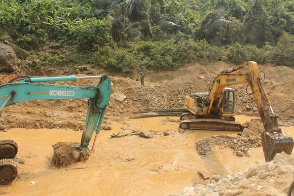 Lật tung hơn 30.000 khối đất đá vẫn không tìm thấy nạn nhân Thủy điện Rào Trăng 3 ảnh 2