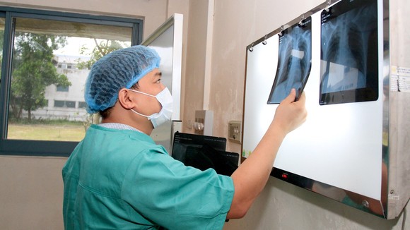 Video Các y bác sĩ tại Huế điều trị cho bệnh nhân Covid-19 ra sao? ảnh 1
