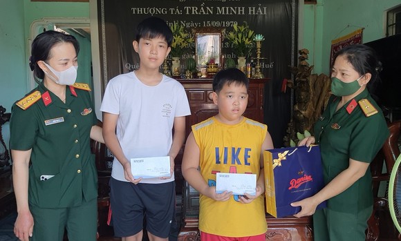 Tặng quà cho con các liệt sĩ hy sinh tại thủy điện Rào Trăng 3 ảnh 1