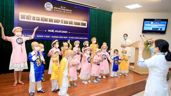 10 bệnh nhi ung thư 'hồi sinh' nhờ ghép tế bào gốc tự thân ảnh 2