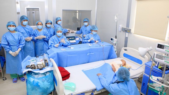 10 bệnh nhi ung thư 'hồi sinh' nhờ ghép tế bào gốc tự thân ảnh 4