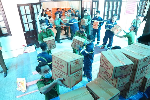 Hàng chục tấn hàng từ Huế vào hỗ trợ người dân TPHCM ảnh 1