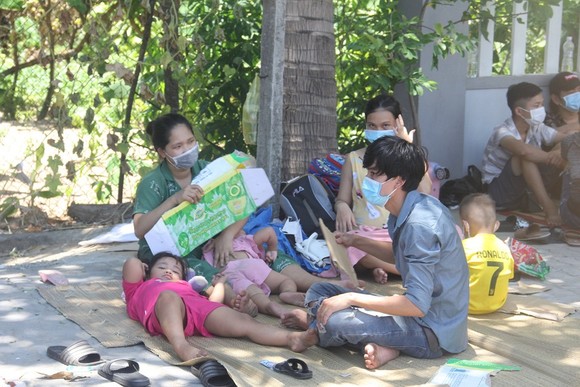 Hàng ngàn người từ miền Nam về Thừa Thiên – Huế vật vờ chờ khai báo y tế ảnh 5