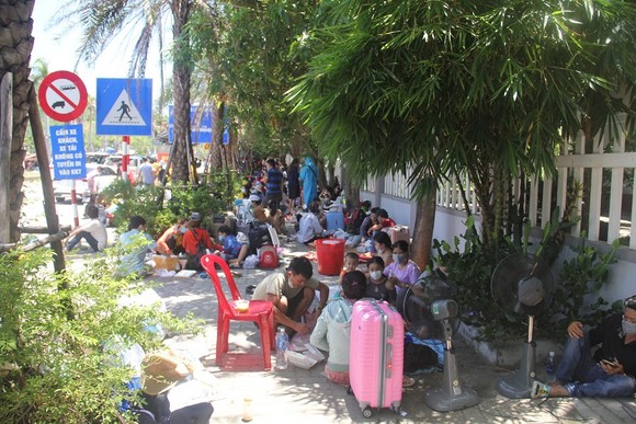 Hàng ngàn người từ miền Nam về Thừa Thiên – Huế vật vờ chờ khai báo y tế ảnh 6
