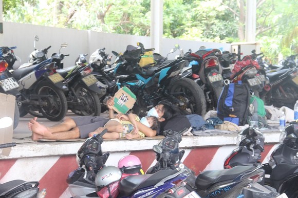 Hàng ngàn người từ miền Nam về Thừa Thiên – Huế vật vờ chờ khai báo y tế ảnh 3