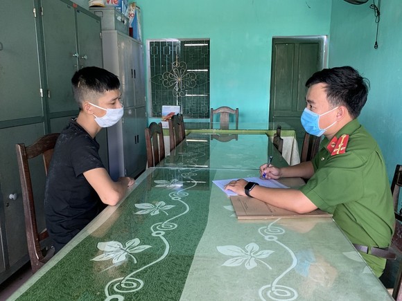Bắt gọn đối tượng có nhiều tiền án, tiền sự vào chùa sử dụng ma túy ảnh 1