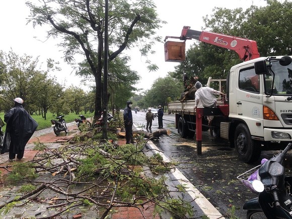 Một số tỉnh miền Trung bị sạt lở, ngập cục bộ, chia cắt giao thông do mưa lớn ảnh 15