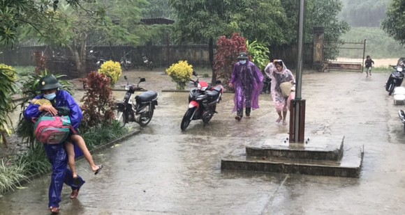 Thừa Thiên - Huế: Khẩn cấp di dời người dân vùng sạt lở ảnh 2