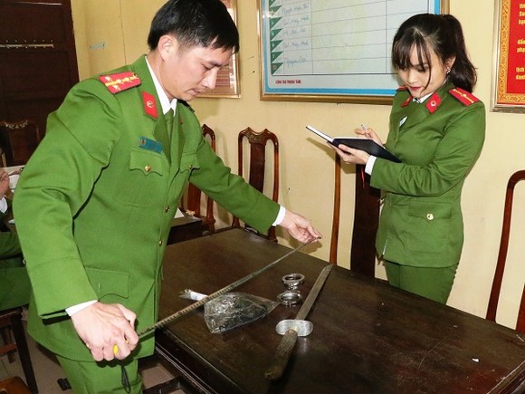 Vụ rút súng đe dọa bắn sau tai nạn giao thông ở Hà Tĩnh: Phạt tài xế 38 triệu đồng ảnh 2