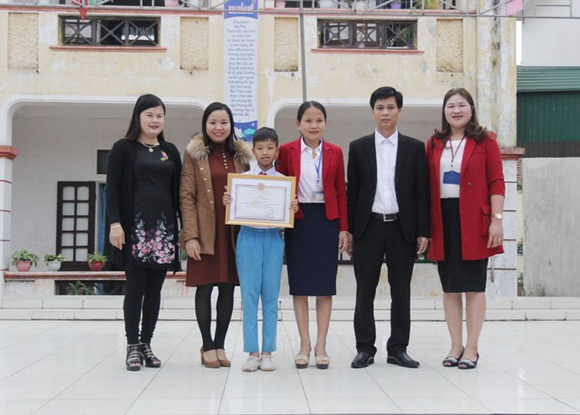 Tặng bằng khen cho học sinh lớp 5 nhặt được của rơi trả lại cho người bị mất ảnh 1