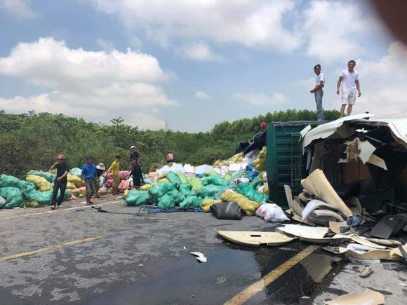 Ô tô đầu kéo chở hoa quả lật nghiêng, Quốc lộ 1 bị ách tắc nhiều giờ ảnh 1