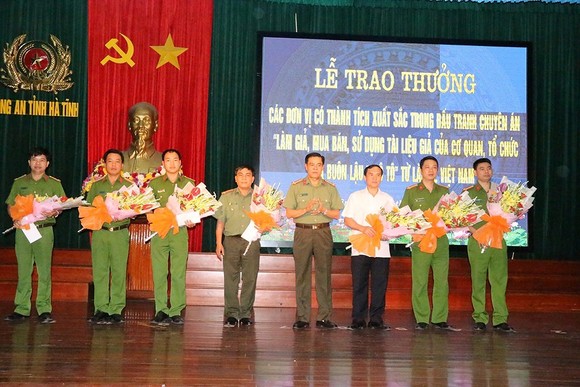 Triệt xóa đường dây làm, sử dụng tài liệu, con dấu giả và buôn lậu ô tô ảnh 2