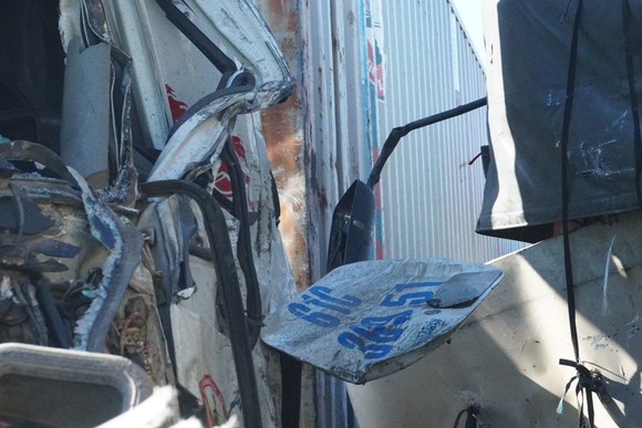 Va chạm giữa xe tải và xe container, 3 người thương vong ảnh 6