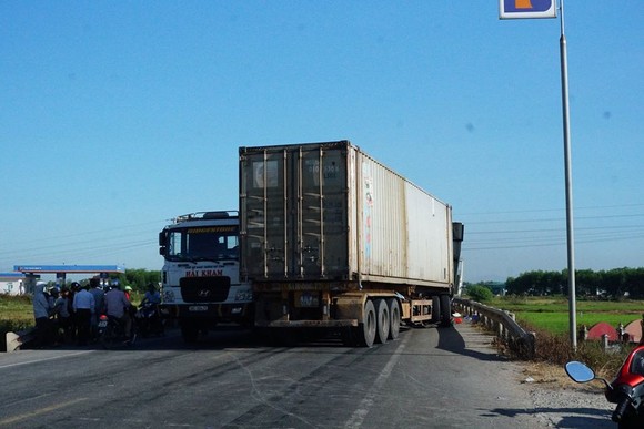 Va chạm giữa xe tải và xe container, 3 người thương vong ảnh 2