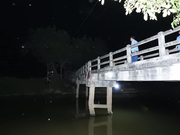 Cầu dân sinh có nguy cơ sập sau khi bị sà lan chở cát va chạm ảnh 11
