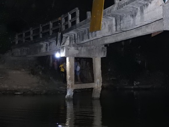 Cầu dân sinh có nguy cơ sập sau khi bị sà lan chở cát va chạm ảnh 8