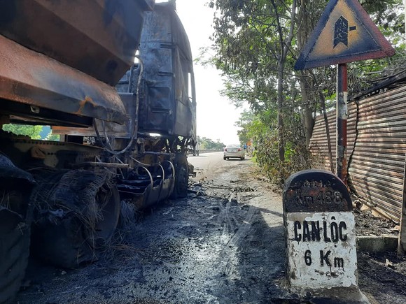 Xe ô tô đầu kéo bốc cháy trên Quốc lộ 1A ở Hà Tĩnh ảnh 7