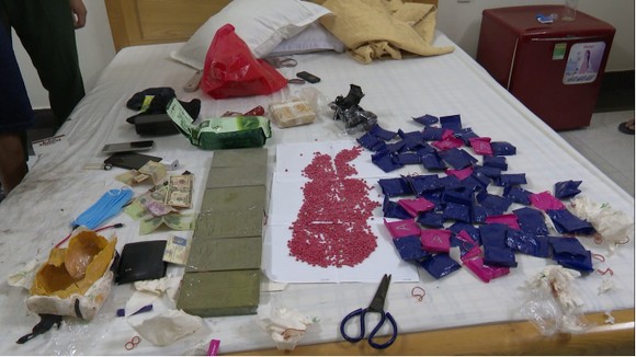 Bắt đối tượng vận chuyển 6 bánh heroin, 1kg ketamine và 12.000 viên ma túy tổng hợp ảnh 2