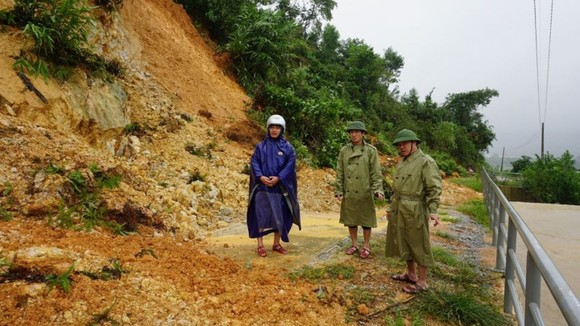 Hà Tĩnh sơ tán hàng trăm người dân đến nơi an toàn tránh lũ ảnh 13