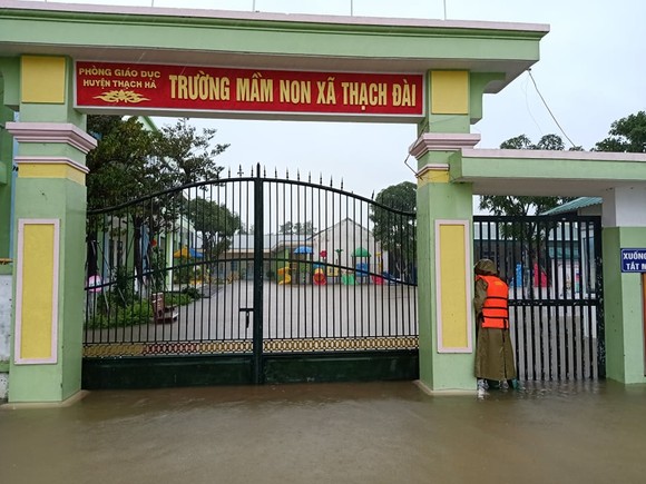Hà Tĩnh sơ tán hàng trăm người dân đến nơi an toàn tránh lũ ảnh 15