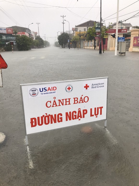 Hà Tĩnh sơ tán hàng trăm người dân đến nơi an toàn tránh lũ ảnh 2