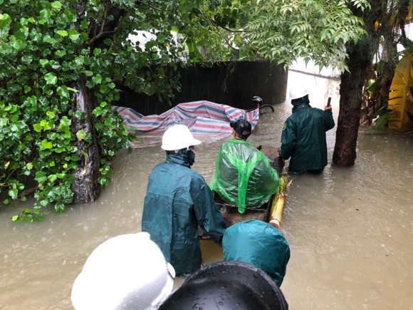 Hà Tĩnh sơ tán hàng trăm người dân đến nơi an toàn tránh lũ ảnh 6