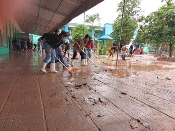 Tích cực dọn dẹp vệ sinh trường lớp sau khi lũ rút ảnh 4