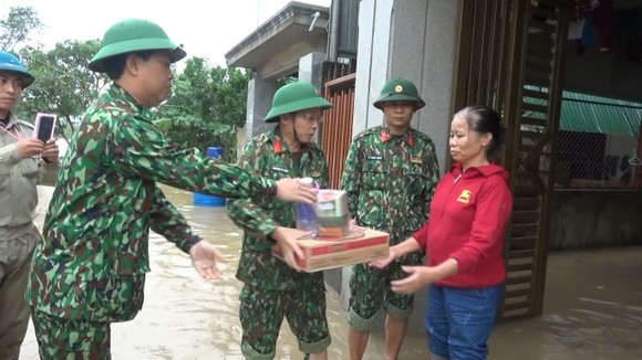 Huy động lực lượng giúp dân sau mưa lũ và phòng chống bão số 8 ảnh 2