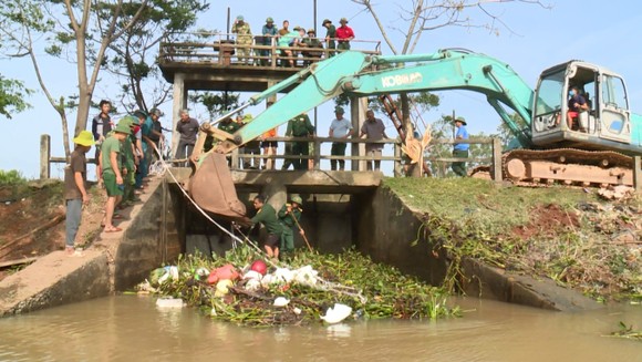 Ngư dân Hà Tĩnh gấp rút đưa tàu thuyền vào nơi tránh trú trước bão số 8 ảnh 12