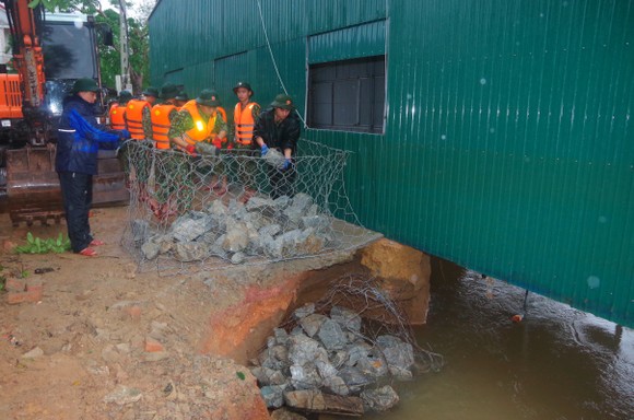 Huy động lực lượng kịp thời gia cố sạt lở bờ sông ở Hà Tĩnh ảnh 3