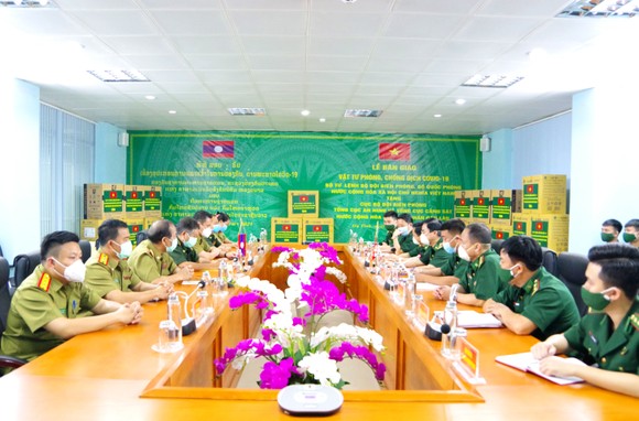 Hỗ trợ vật tư y tế, nhu yếu phẩm cho lực lượng quản lý, bảo vệ biên giới nước bạn Lào ảnh 1