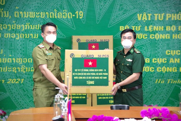 Hỗ trợ vật tư y tế, nhu yếu phẩm cho lực lượng quản lý, bảo vệ biên giới nước bạn Lào ảnh 3