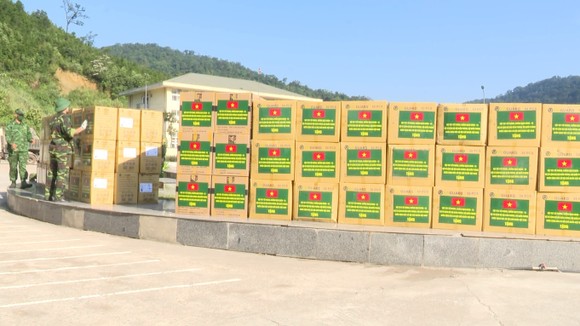 Hỗ trợ vật tư y tế, nhu yếu phẩm cho lực lượng quản lý, bảo vệ biên giới nước bạn Lào ảnh 4
