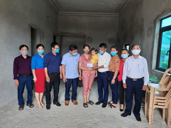 Trao 41,6 triệu đồng của bạn đọc Báo SGGP cho hai gia đình khó khăn ở Hà Tĩnh ảnh 1