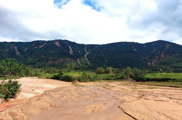 Nhiều hộ dân sống bất an gần dưới chân núi sạt lở ảnh 3