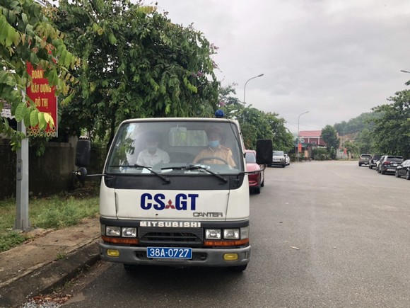 Cảnh sát giao thông kịp thời hỗ trợ 1 thí sinh đến nhầm điểm thi ảnh 1