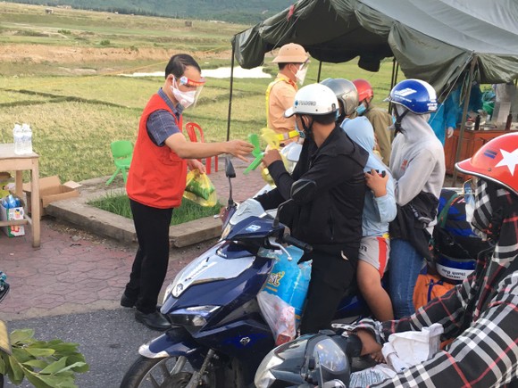 Hỗ trợ suất ăn nhanh, khẩu trang cho người dân đi xe máy từ miền Nam về quê ảnh 5