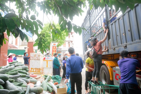 Người dân miền núi Hà Tĩnh tiếp tục quyên góp gần 120 tấn hàng hóa ủng hộ TPHCM và các tỉnh phía Nam ảnh 10