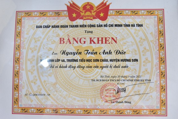 Hà Tĩnh: Tặng bằng khen học sinh lớp 4 dũng cảm cứu người bị đuối nước ảnh 1