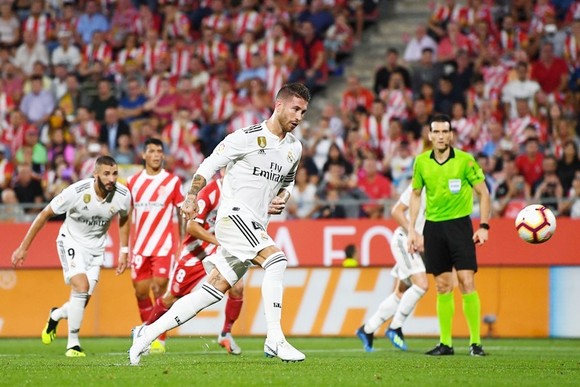 “Song sát” Bale - Benzema tỏa sáng đưa Real ngự ngôi đầu ảnh 1