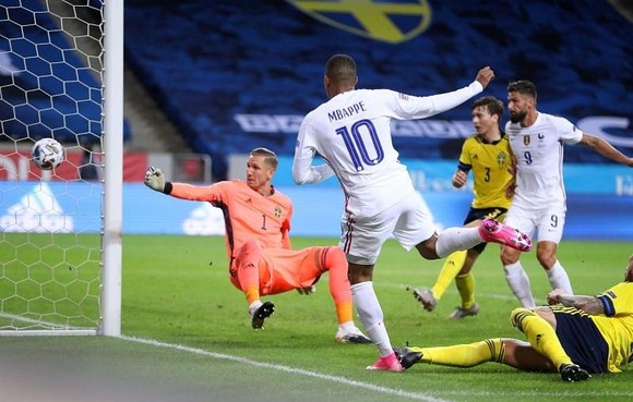 Nations League: Mbappe, Sterling tìm lại bản năng ghi bàn ảnh 1