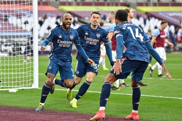 Tottenham quật khởi, Arsenal chìm trong “ác mộng” ảnh 1