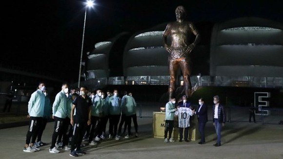 Messi không thể giúp Argentina thắng trong ngày tri ân Maradona ảnh 1