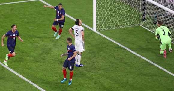 Pháp - Đức 1-0: Đức bại trận vì bàn đá phản tai hại của Mats Hummels ảnh 1