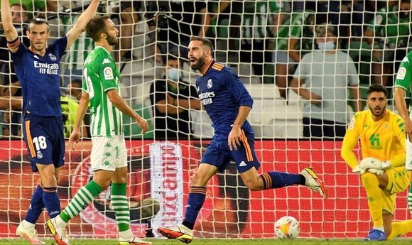 Carvajal đưa Real lên đầu bảng ảnh 1