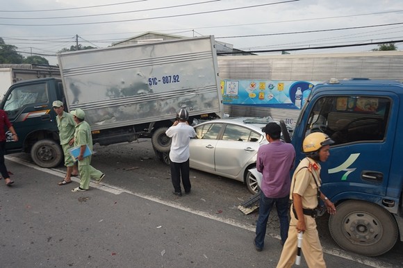 Va chạm liên hoàn trên Quốc lộ 22, nhiều phương tiện hư hỏng nặng ảnh 2