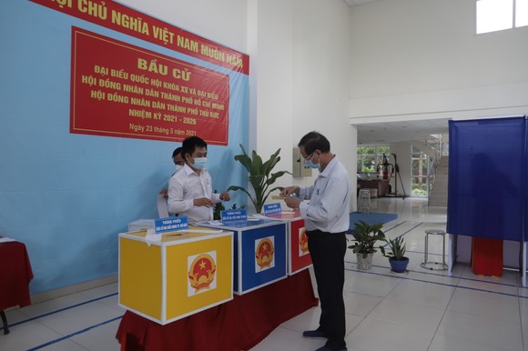 Bầu cử tại chung cư đang bị phong tỏa Sunview Town ảnh 3